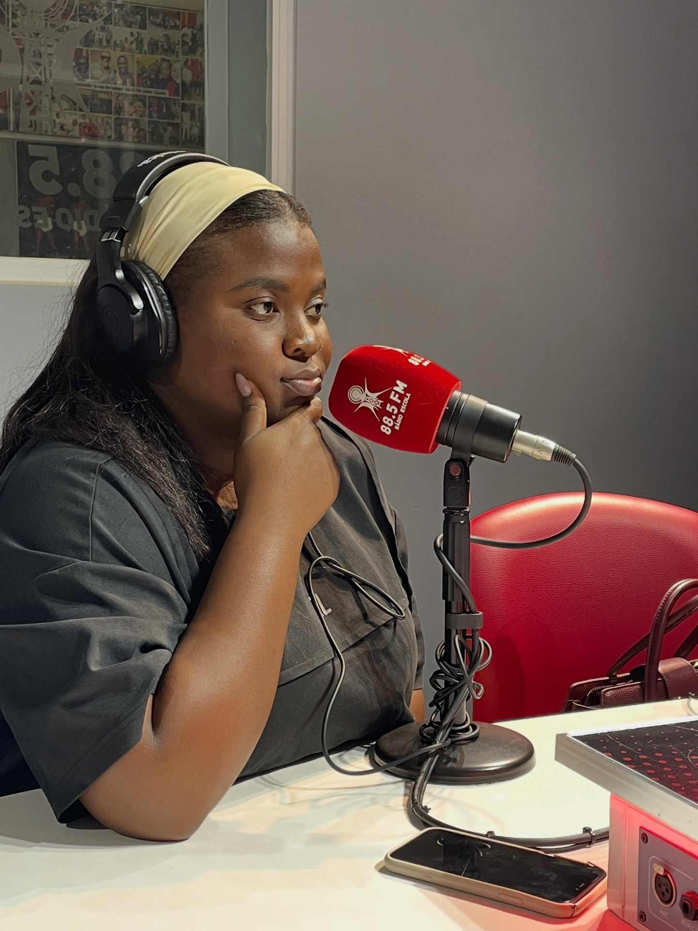 Diva Panxa em estúdio de rádio